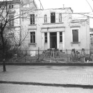 Erster großer Bombenschaden in der Hauptbahnhofstraße, heute Willy-Brandt-Straße, mit dem ersten Todesopfer am 2. April 1942