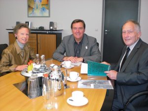 Prof. Dr. Gerhard Bott und Dr. Katharina Bott, Hanauer Stadthistoriker 2010/2011, im Gespräch mit OB Claus Kaminsky 