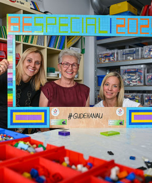 (v.l.n.r.) Julia Steinecker (Fachstelle Sport der Stadt Hanau), Lego-Oma Rita Ebel und Sandra Osthues (Lehrerin an der Elisabeth-Schmitz-Schule) zeigen, wie der Selfie-Rahmen aus Legosteinen genutzt wird. 