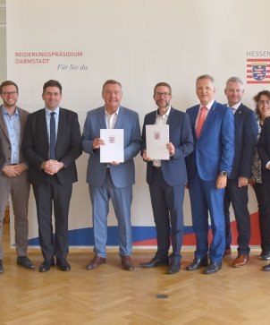 Übergabe Grenzänderungsvertrag beim RP Darmstadt. (© RP Darmstadt)