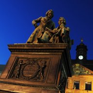 Grimmdenkmal bei Nacht