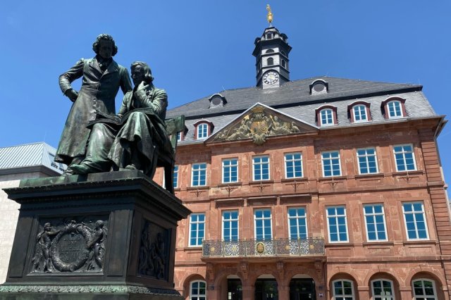 Neustaedter Rathaus und das Brüder Grimm Denkmal am Marktplatz_Foto Martin Hoppe